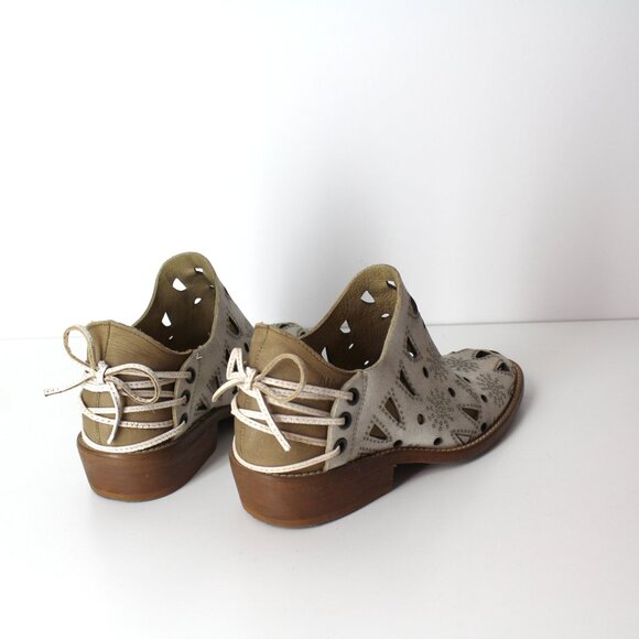Musse & Cloud Western laser cut distressed white Booties Ankle boots 5 US  / 36 - Picture 3 of 14